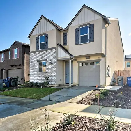 4 Mi To City Center Family-Friendly Retreat!